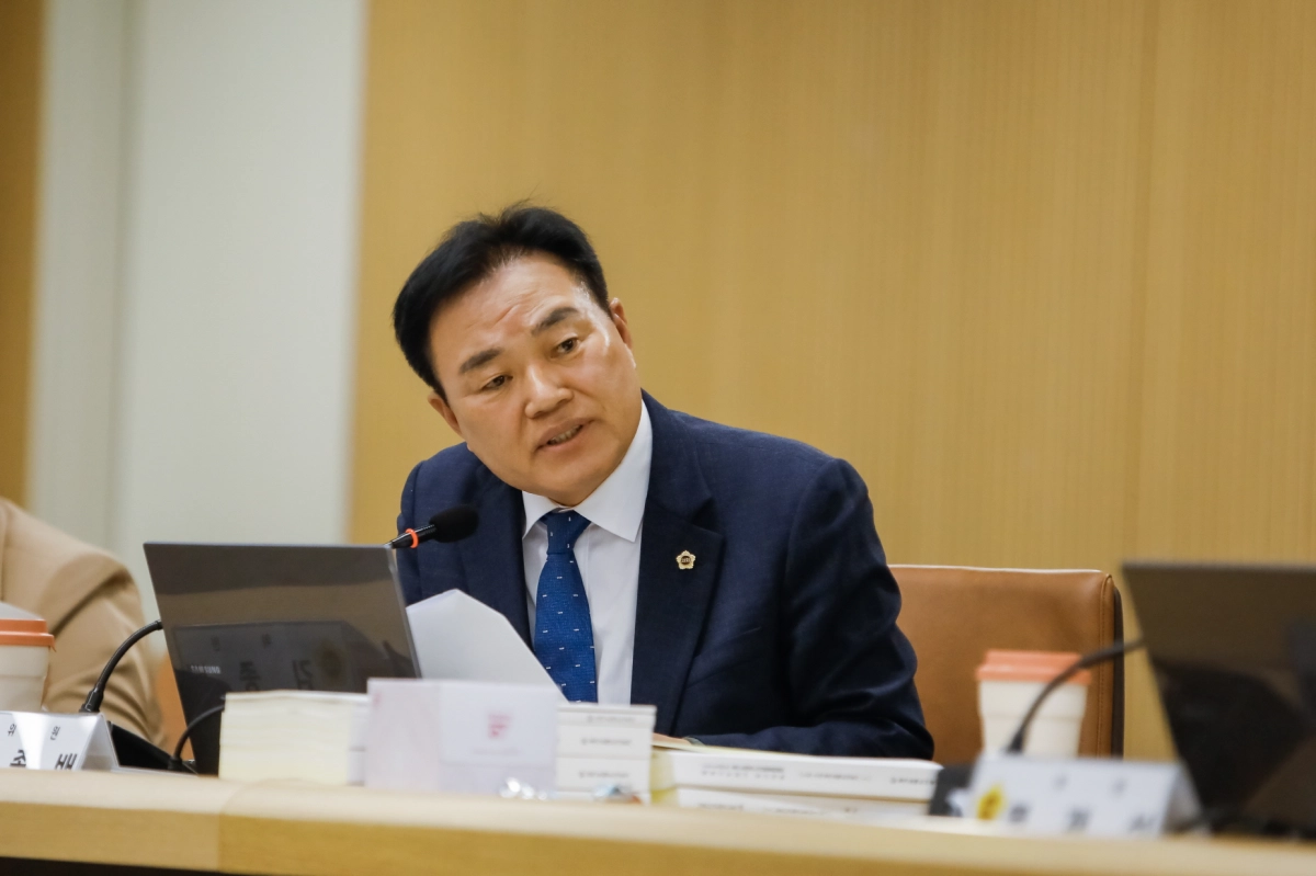 김종배 의원이 11일 열린 2025년 경기도시주택공사 행정사무감사에서 피감기관을 상대로 질의하고 있다.(사진=경기도의회)