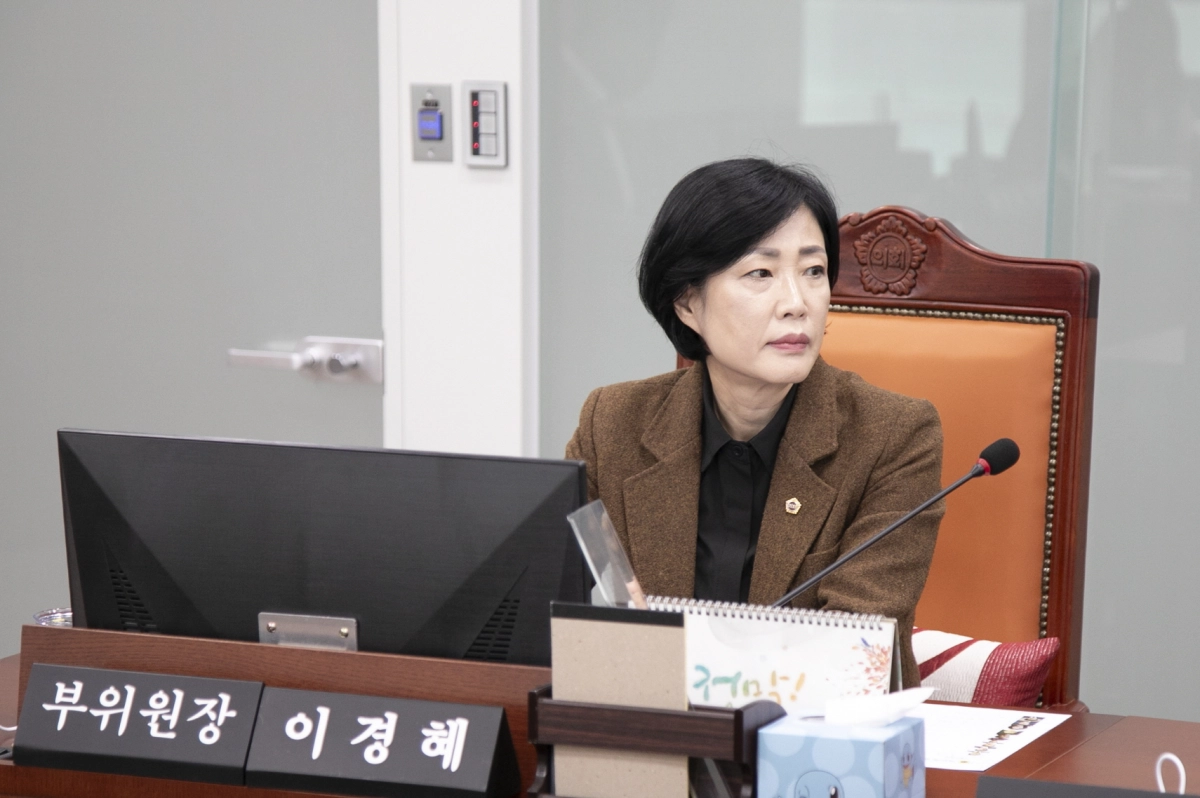 이경혜 부위원장이 11일 열린 제387회 정례회 기획조정실 및 경기연구원 행정사무감사에서 피감기관을 상대로 질의하고 있다.(사진=경기도의회)