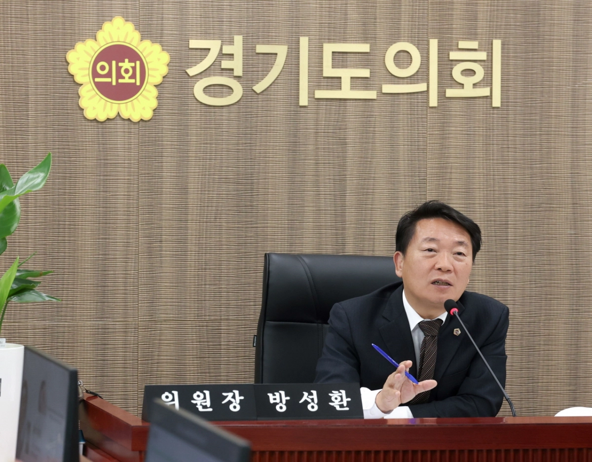 방성환 위원장이 10일 열린 제387회 정례회 축산진흥센터와 동물위생시험소 행정사무감사에서 피감기관을 상대로 질의하고 있다.(사진=경기도의회)