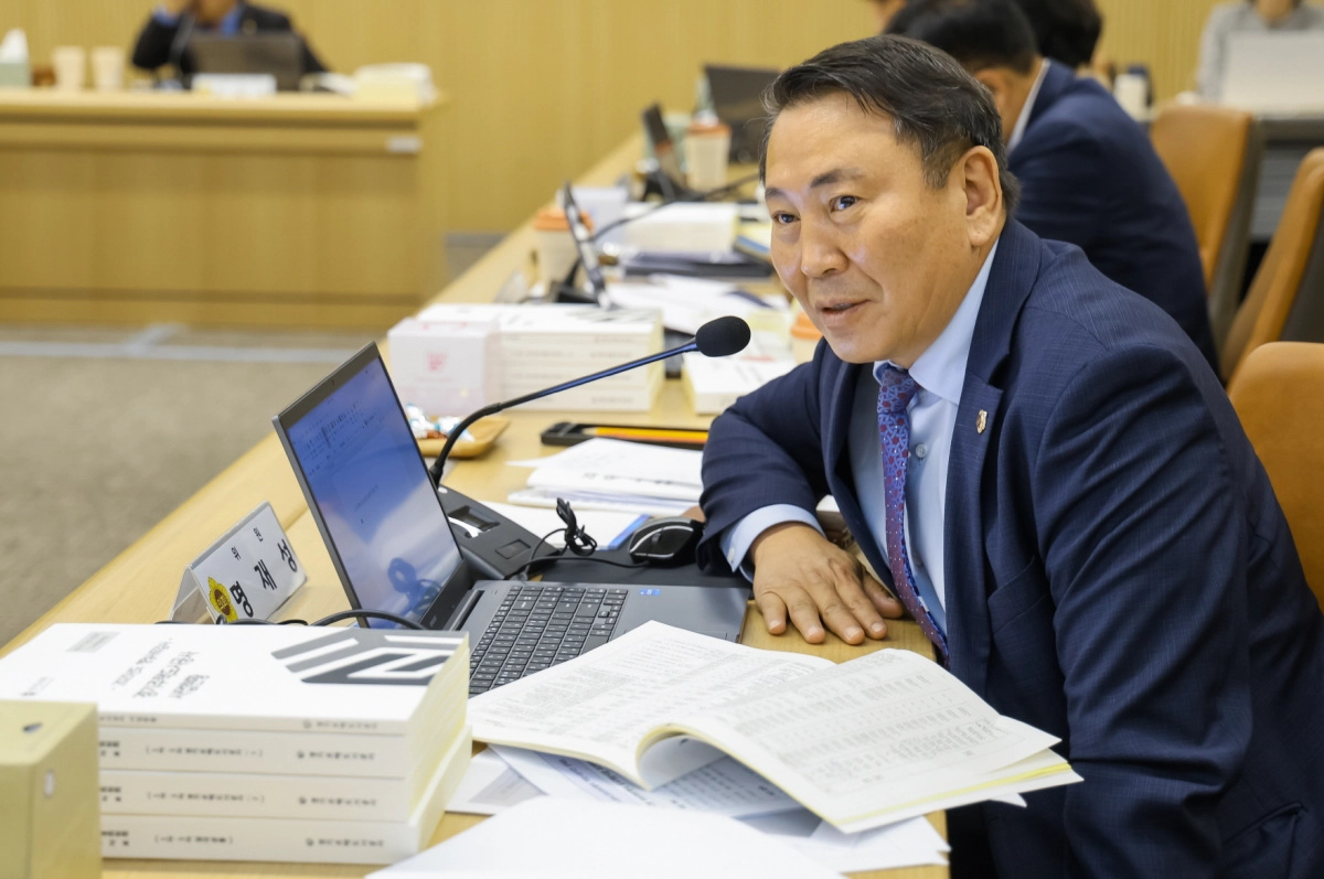 명재성 의원이 11일 경기주택도시공사 행정사무감사에서 피감기관을 상대로 질의하고 있다.(사진=경기도의회)