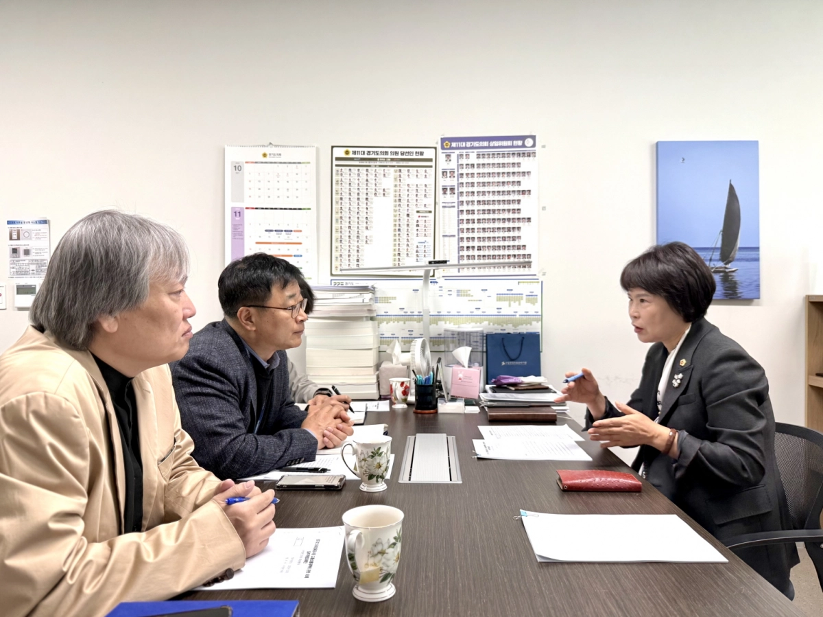 서성란 의원이 11일 도의회 의원실에서 도로안전과 관계자들과 ‘경기도 도로점용공사장 교통소통대책에 관한 조례 일부개정조례안’ 논의를 진행하고 있다.(사진=경기도의회)