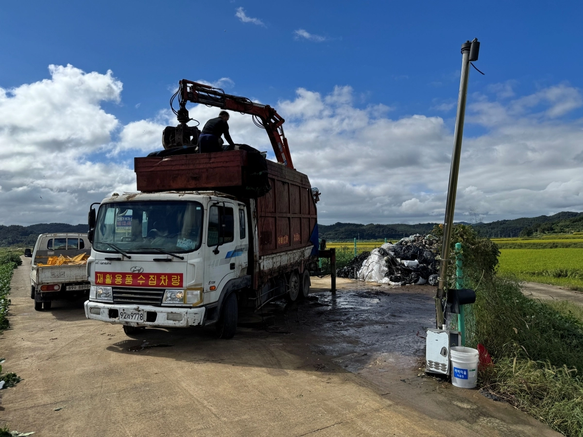 전남도가 가을철 수확기를 맞아 농촌 폐비닐과 폐농약 용기류 등을 집중 수거하고 있다.