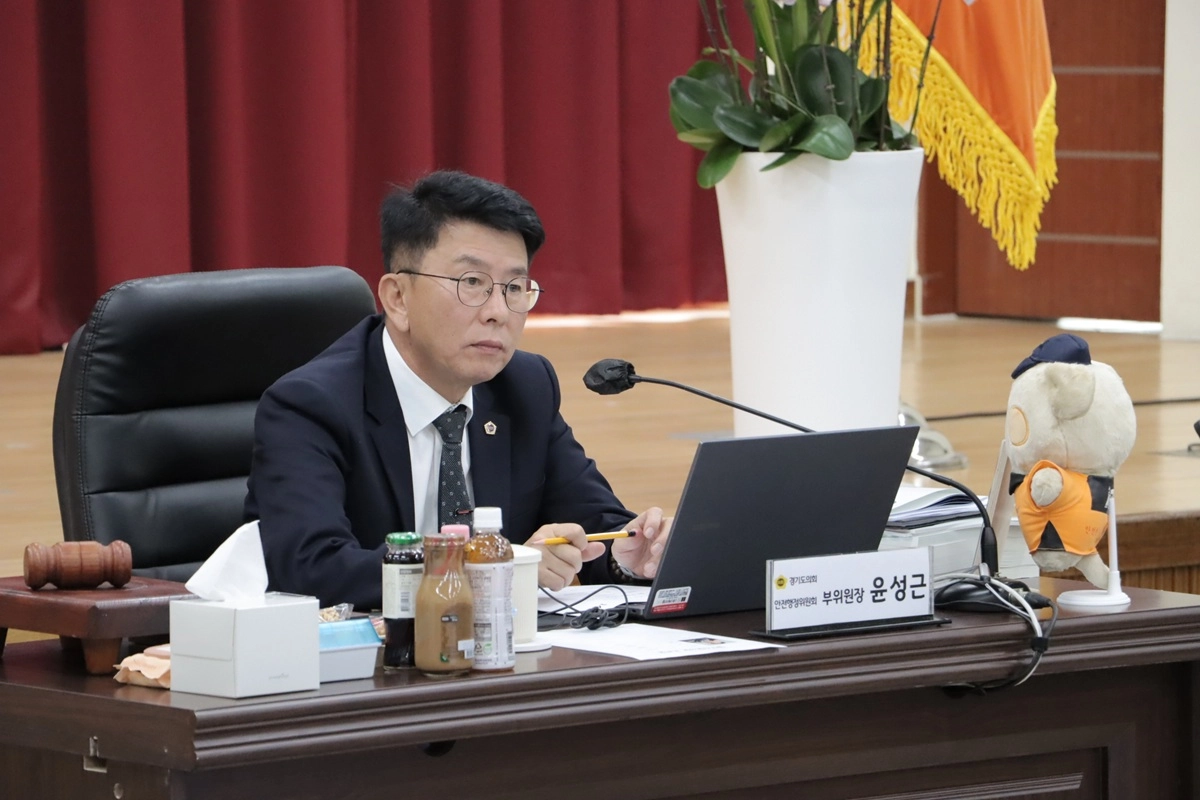 윤성근 부위원장이 11일 실시된 2025년도 일산소방서 행정사무감사에서 피감기관을 상대로 질의하고 있다.(사진=경기도의회)