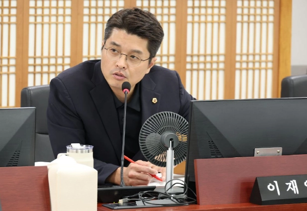 이재영 의원이 10일 사회혁신경제국 행정사무감사에서 피감기관을 상대로 질의하고 있다.(사진=경기도의회)