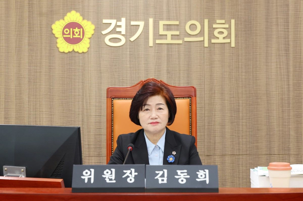 김동희 부위원장이 11일 실시된 여성가족국 행정사무감사에서 피감기관을 상대로 질의하고 있다.(사진=경기도의회)