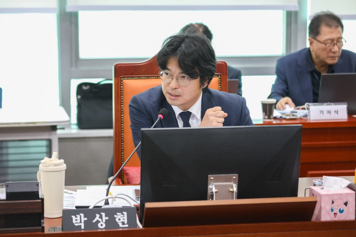 박상현 의원은이10일 기획조정실 행정사무감사에서 피감기관을 상대로 질의하고 있다.(사진=경기도의회)