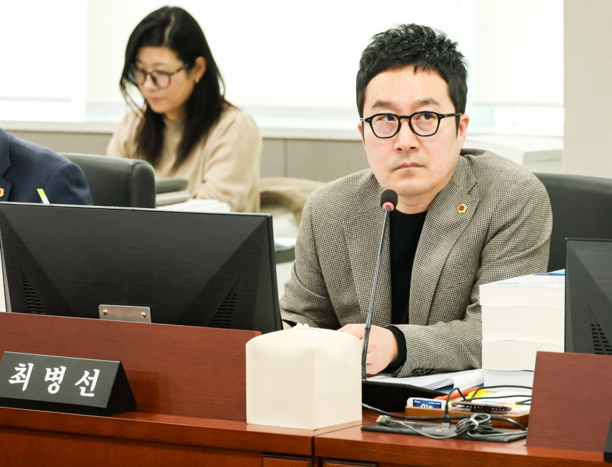 최병선 의원이 11일 일자리재단을 대상으로 한 경제노동위원회 행정사무감사에서 피감기관을 상대로 질의하고 있다.(사진=경기도의회)