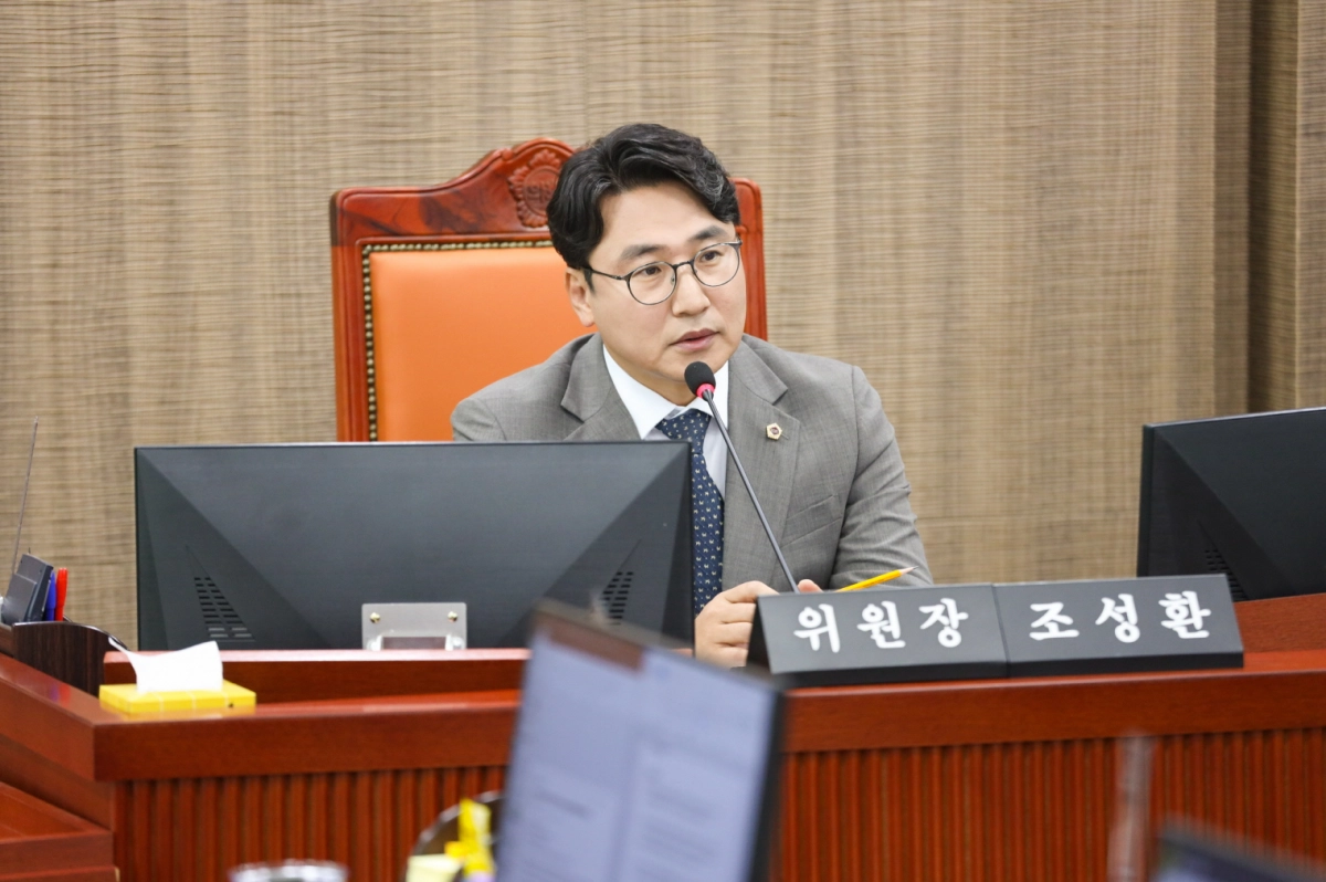 조성환 위원장이 11일 열린 감사위원회 행정사무감사에서 피감기관을 상대로 질의하고 있다.(사진=경기도의회)