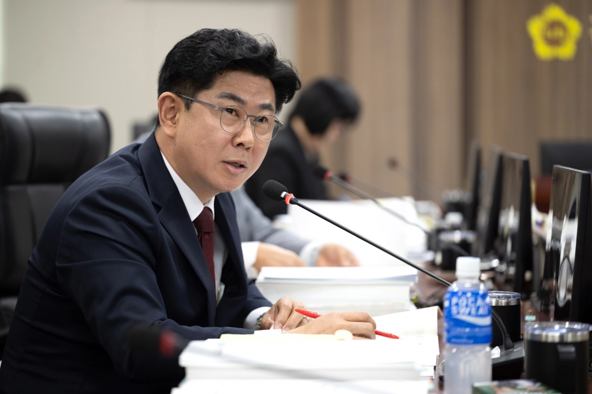 윤충식 의원이 11일 열린 차세대융합기술연구원 대상 행정사무감사에서 피감기관을 상대로 질의하고 있다.(사진=경기도의회)
