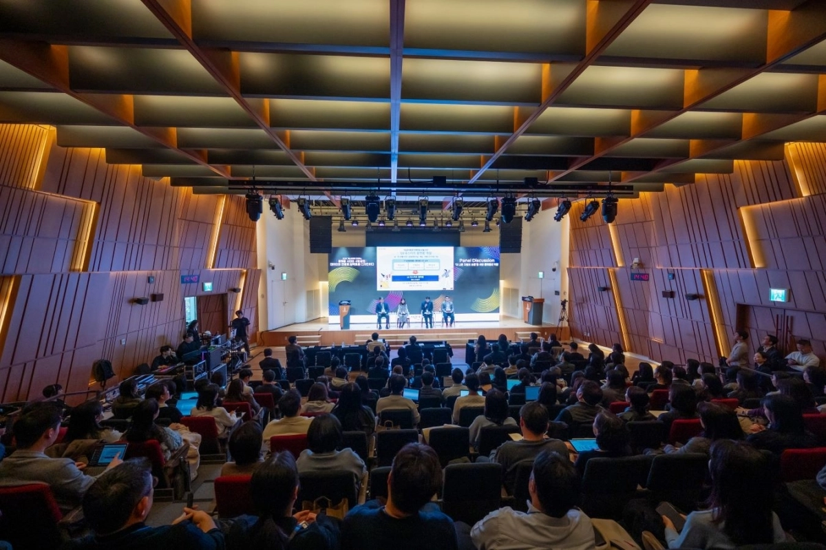 ‘2025 기업사회공헌 컨퍼런스’ 패널토론이 진행되고 있다. 패널 왼쪽부터 한우재 숭실대학교 사회복지학부 교수, 나우리 아모레퍼시픽 CSR팀 차장, 박계성 한국토지주택공사 건설임대사업처 차장, 이원태 함께일하는재단 사무국장. 사랑의열매 제공