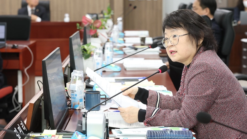 김미리 의원이 11일 열린 경기도 축산진흥센터 대상 행정사무감사에서 피감기관을 상대로 질의하고 있다.(사진=경기도의회)