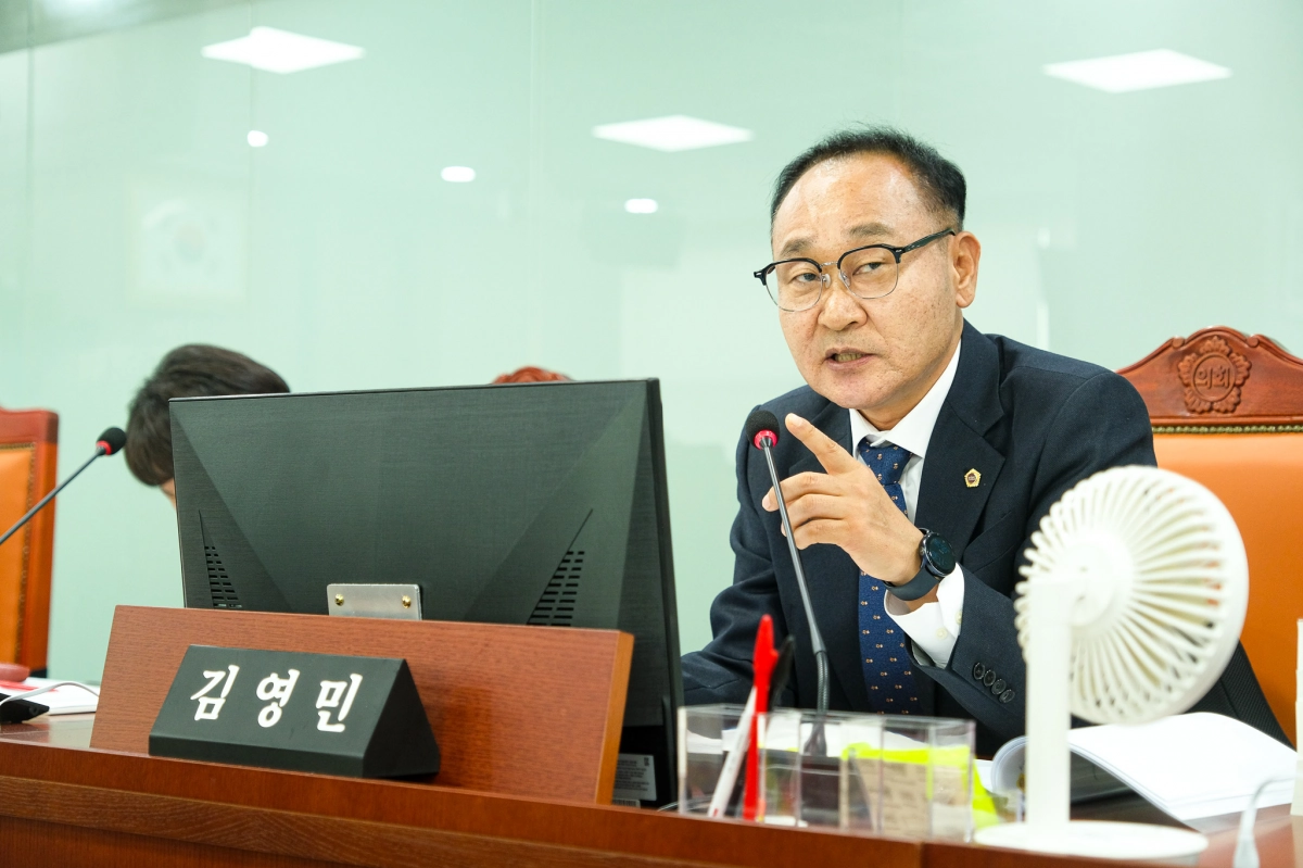 김영민 의원이 11일 열린 2025년 행정사무감사에서 피감기관을 상대로 질의하고 있다.(사진=경기도의회)