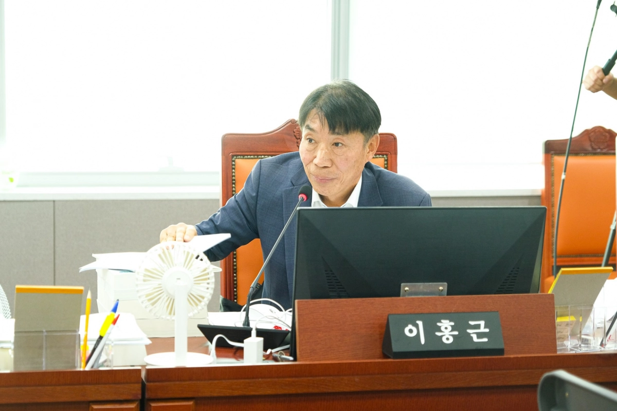 이홍근 의원이 11일 열린 제387회 정례회 경기도 건설국 행정사무감사에서 피감기관을 상대로 질의하고 있다.(사진=경기도의회)