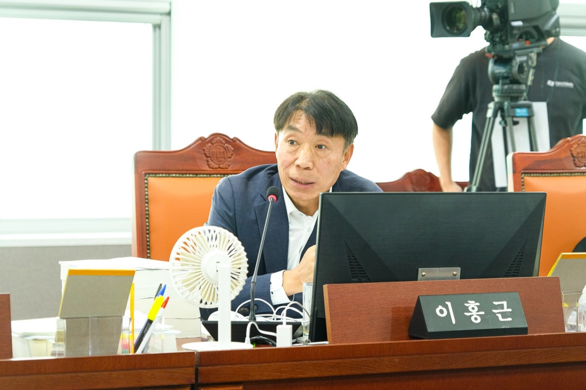 이홍근 의원이 11일 열린 제387회 정례회 경기도 건설본부 행정사무감사에서 피감기관을 상대로 질의하고 있다.(사진=경기도의회)
