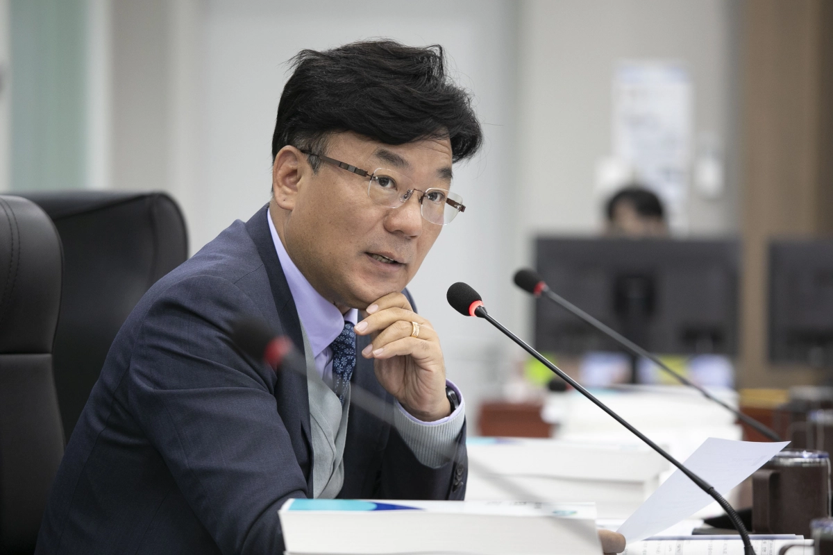 최만식 의원이 11일 열린 경기도 보건건강국 행정사무감사에서 피감기관을 상대로 질의하고 있다.(사진=경기도의회)