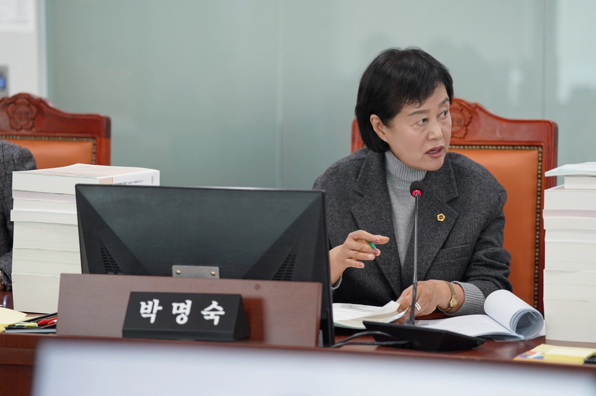 박명숙 의원이 11일 열린 2025년 행정사무감사에서 피감기관을 상대로 질의하고 있다.(사진=경기도의회)