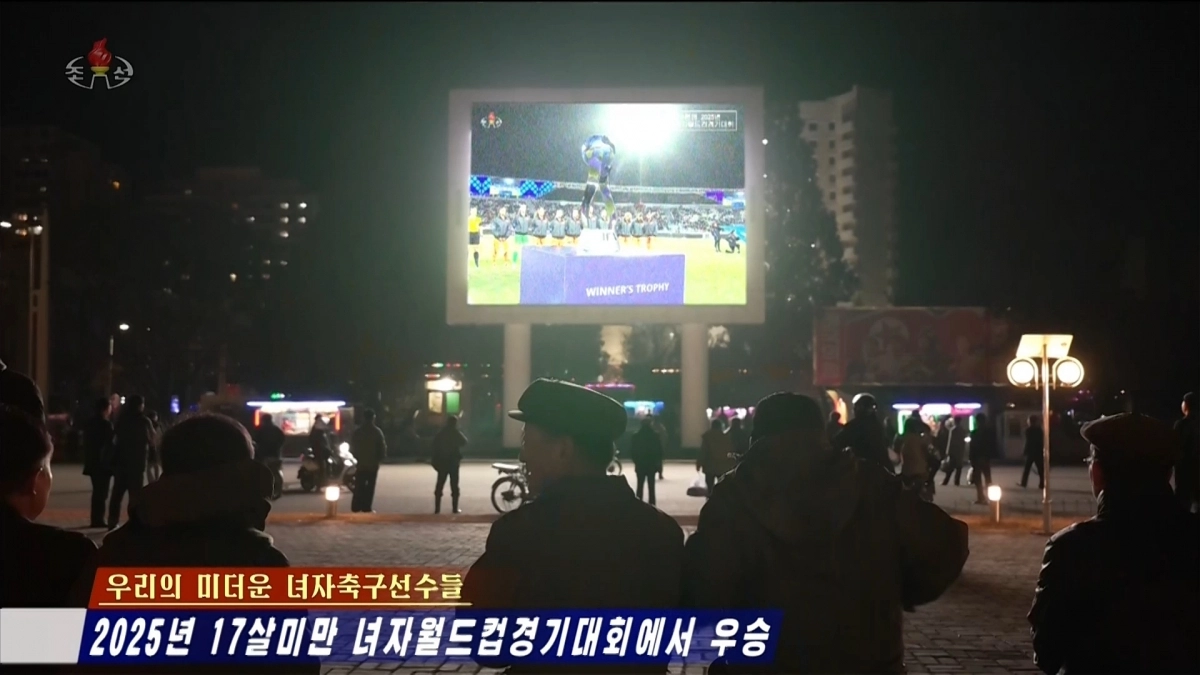 북한 조선중앙TV는 지난 9일(한국시간) 모로코 라바트에서 열린 2025 국제축구연맹(FIFA) U-17 여자월드컵 결승 경기를 11일 중계했다. 사진은 북한 주민들이 시내 대형전광판과 TV로 결승 경기를 관람하고 있다. 북한은 네덜란드를 상대로 3-0 대승을 거두고 정상에 올랐다. 2025.11.11 조선중앙TV 화면 연합뉴스