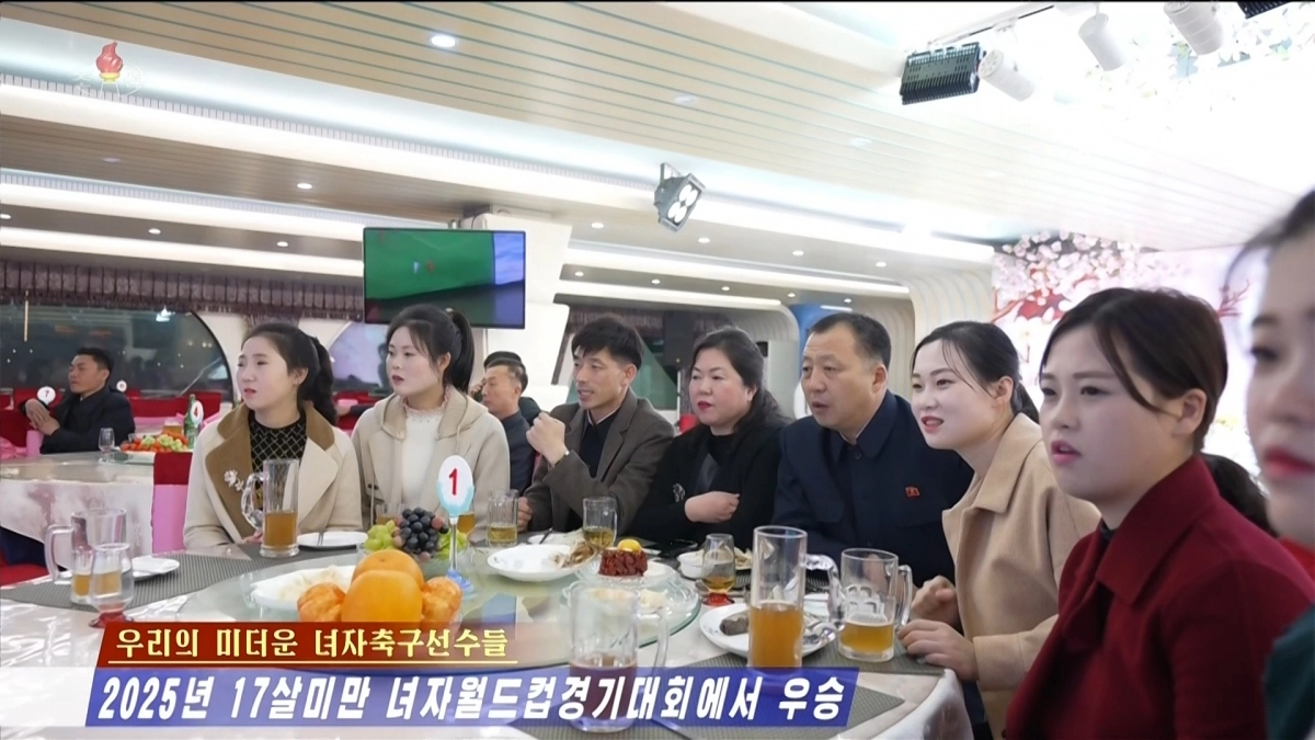 북한 조선중앙TV는 지난 9일(한국시간) 모로코 라바트에서 열린 2025 국제축구연맹(FIFA) U-17 여자월드컵 결승 경기를 11일 중계했다. 사진은 북한 주민들이 시내 대형전광판과 TV로 결승 경기를 관람하고 있다. 북한은 네덜란드를 상대로 3-0 대승을 거두고 정상에 올랐다. 2025.11.11 조선중앙TV 화면 연합뉴스