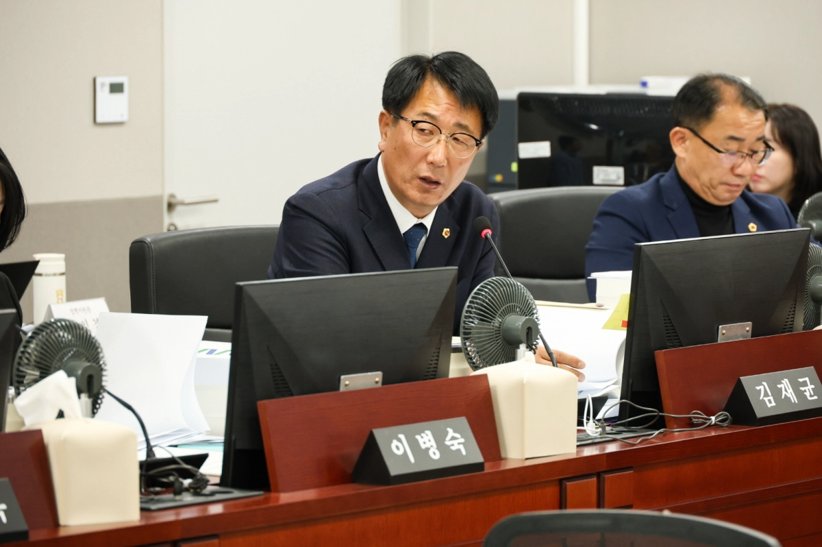 김재균 의원이 11일 경기도 경기신용보증재단 및 경기도일자리재단을 대상으로 실시한 행정사무감사에서 피감기관을 상대로 질의하고 있다.(사진=경기도의회)