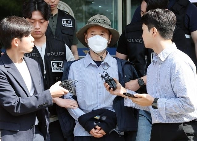 ‘시흥 중국동포 형제 살인’ 피의자 차철남이 21일 오전 구속 전 피의자 심문(영장실질심사)을 위해 경기 시흥경찰서에서 수원지법 안산지원으로 압송되고 있다. 2025.5.21 연합뉴스