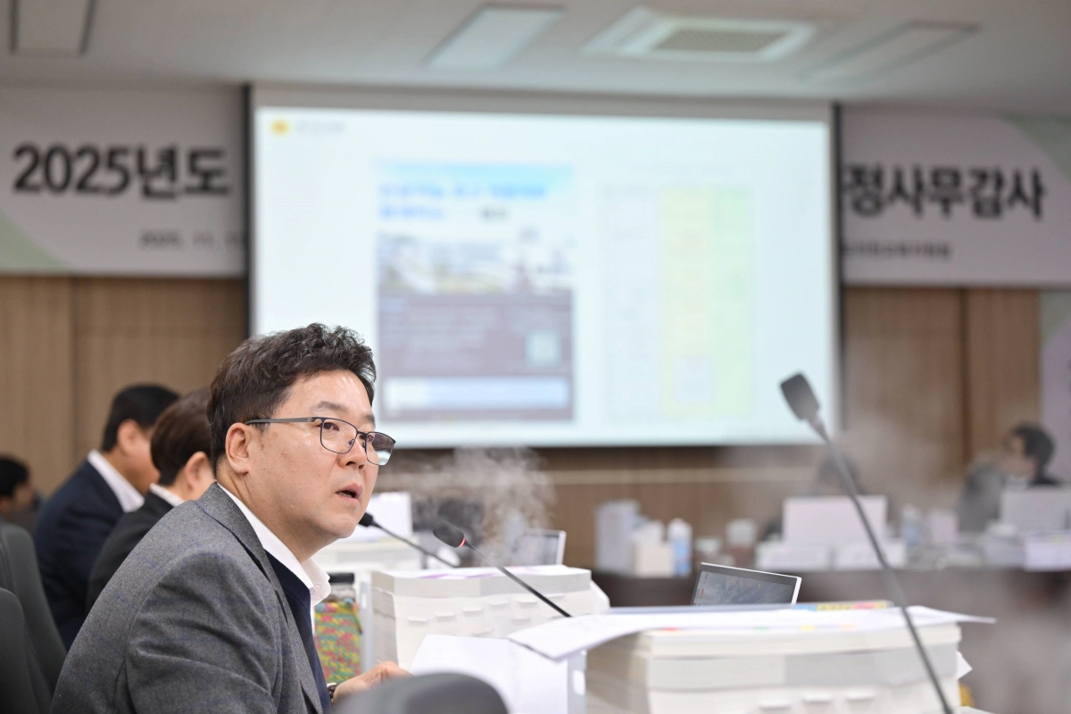 김성수 의원이 11일 교육기획위원회 3일차 행정사무감사에서 피감기관을 상대로 질의하고 있다.(사진=경기도의회)