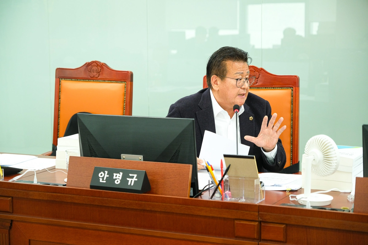 안명규 의원이 11일 열린 제387회 정례회 건설국 행정사무감사에서 피감기관을 상대로 질의하고 있다.(사진=경기도의회)