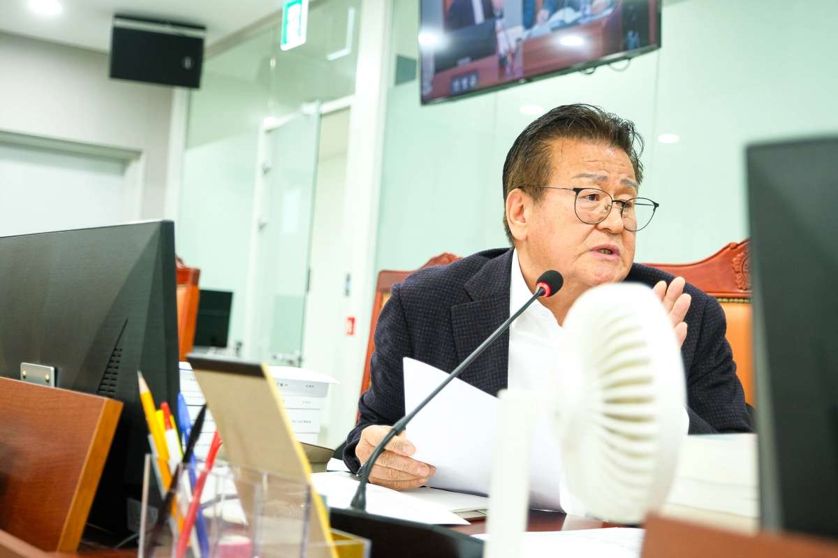 안명규 의원이 11일 열린 제387회 정례회 경기도건설본부 행정사무감사에서 피감기관을 상대로 질의하고 있다.(사진=경기도의회)
