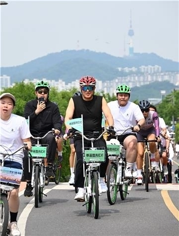 오세훈(왼쪽 세 번째) 서울시장이 지난 5월 31일 열린 ‘제2회 쉬엄쉬엄 한강 3종 축제’에서 따릉이를 타고 한강 자전거도로를 달리고 있다. 서울시 제공