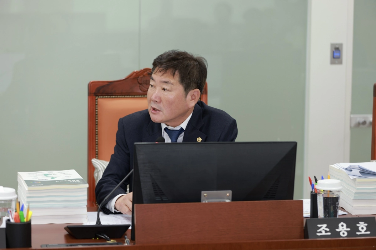 조용호 의원이 12일 경기아트센터를 대상으로 한 2025년 행정사무감사에서  피감기관을 상대로 질의하고 있다.(사진=경기도의회)