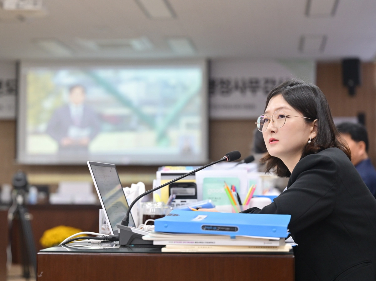 장윤정 의원이 12일 열린 2025년도 광주하남·이천·여주 교육지원청 행정사무감사에서 피감기관을 상대로 질의하고 있다.(사진=경기도의회)