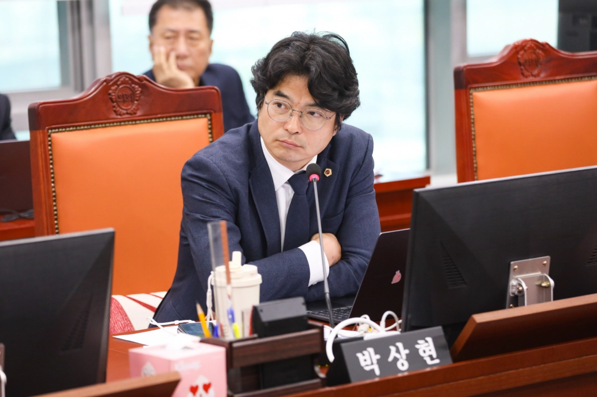 박상현 의원이 10일 기획조정실 행정사무감사에서 피감기관을 상대로 질의하고 있다.(사진=경기도의회)