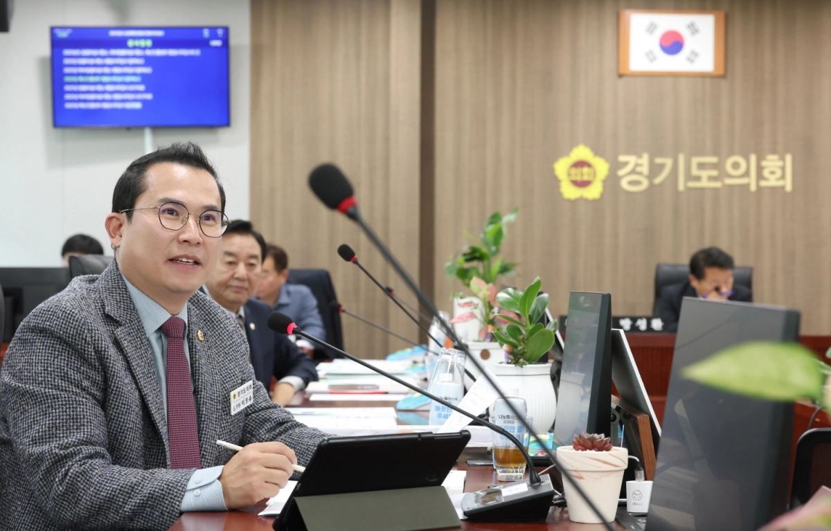 이오수 의원이 12일 열린 평택항만공사 행정사무감사에서 피감기관을 상대로 질의하고 있다.(사진=경기도의회)