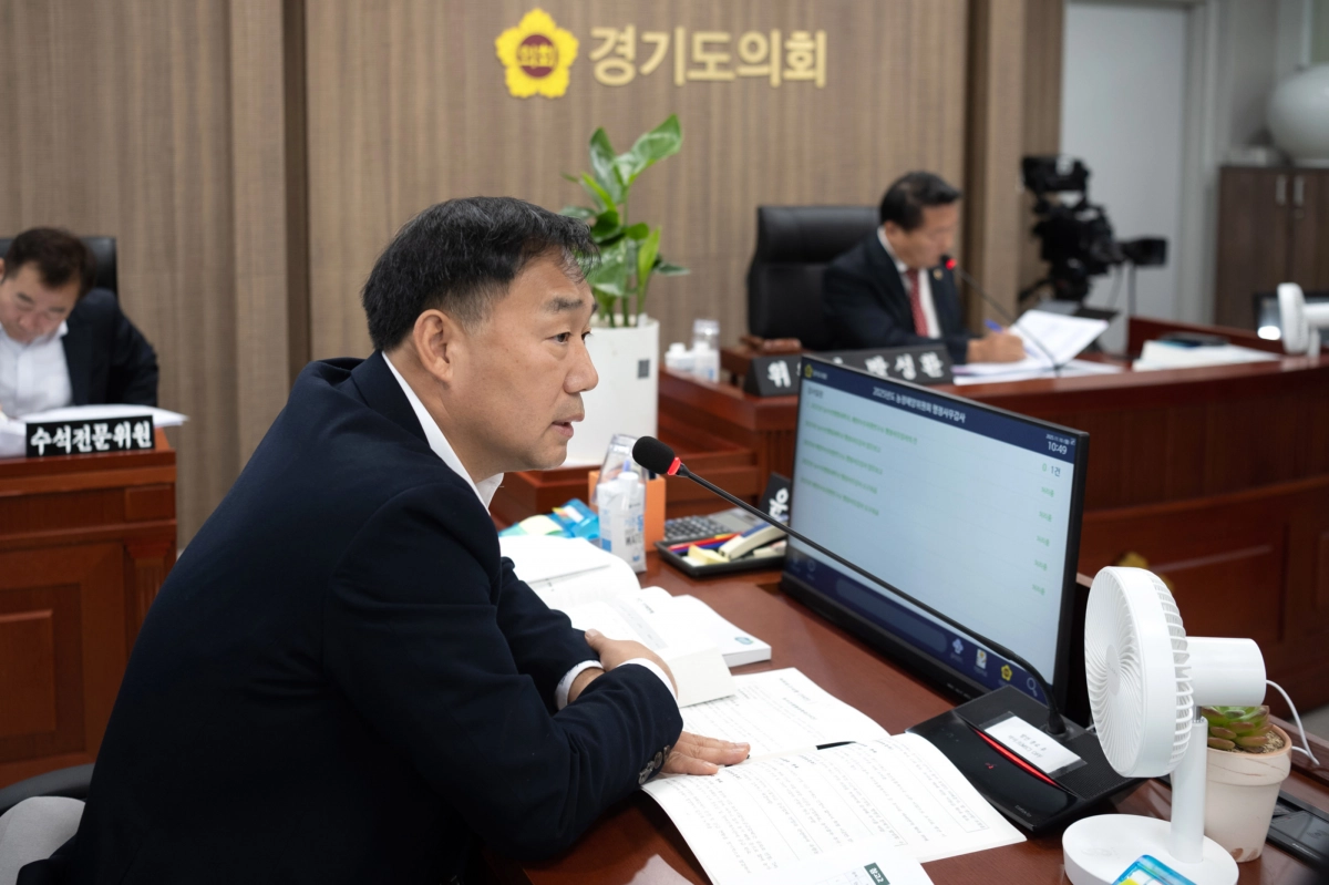 윤종영 의원이 10일 경기도의회 농정해양위원회 회의실에서 열린 경기도 농수산생명과학국 행정사무감사에서 피감기관을 상대로 질의하고 있다.(사진=경기도의회)