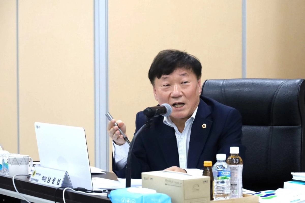 남종섭 의원이 11일 열린 2025년도 안성소방서 행정사무감사에서 피감기관을 상대로 질의하고 있다.(사진=경기도의회)