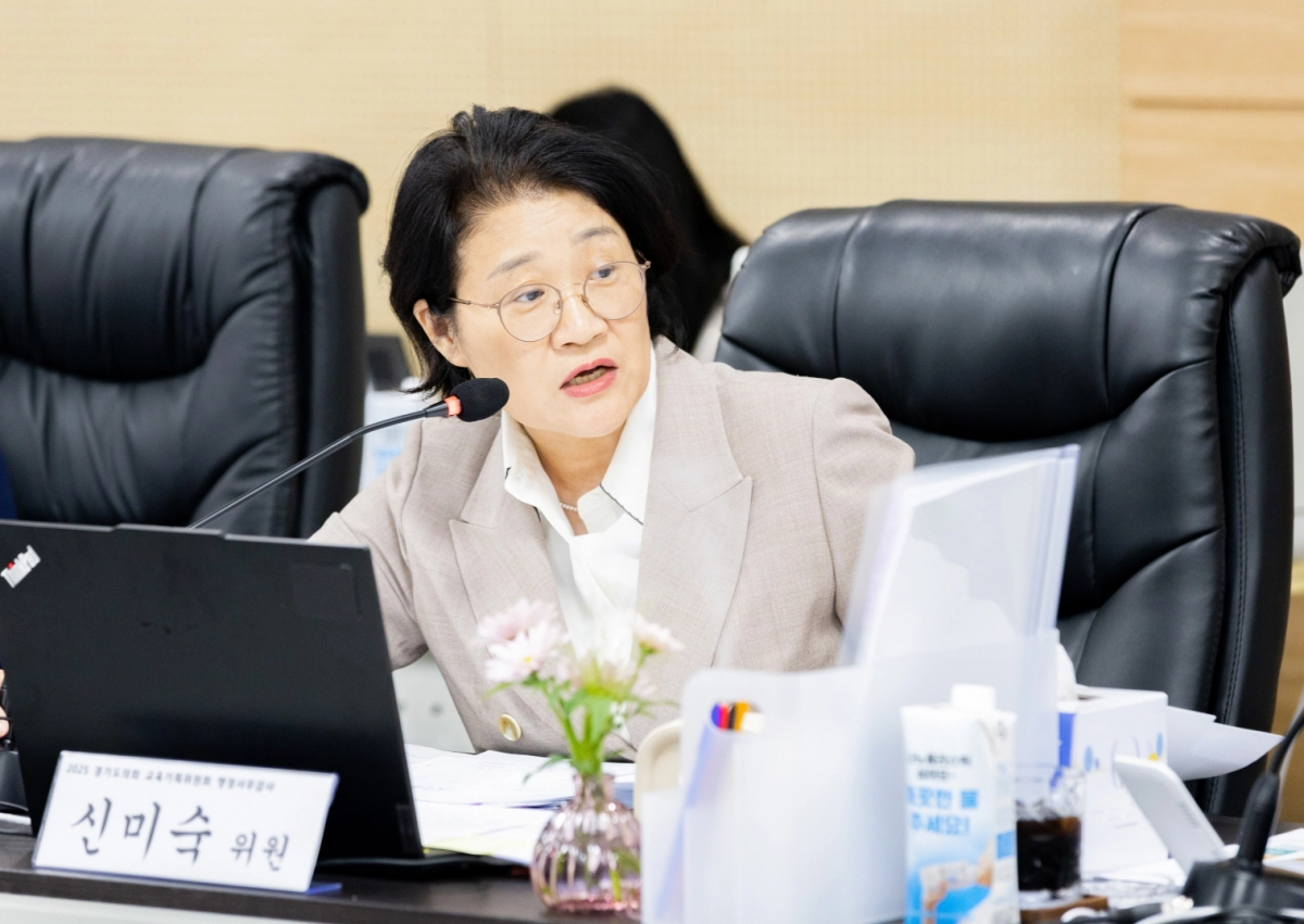 신미숙 의원이 10일 동두천양주·고양·구리남양주·연천교육지원청을 대상으로 한 2025년도 행정사무감사에서 피감기관을 상대로 질의하고 있다.(사진=경기도의회)