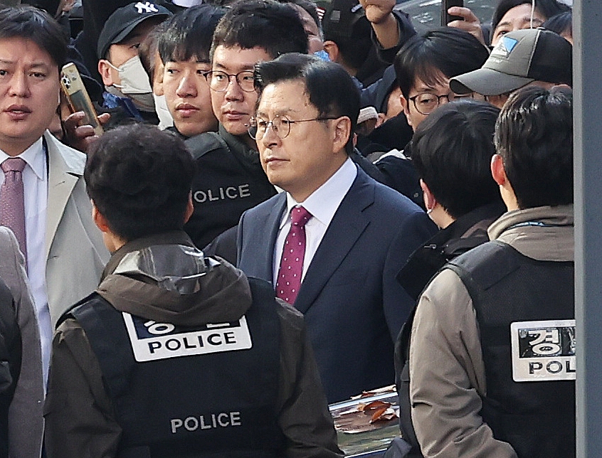 황교안 전 국무총리가 12일 오전 서울 용산구 이태원동 자택에서 내란 선전·선동 혐의 관련 내란특검팀에 의해 체포돼 이송되고 있다. 2025.11.12 뉴스1