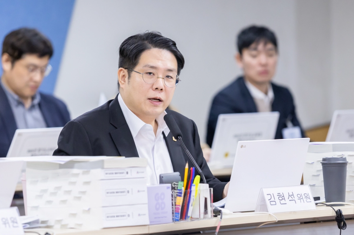 김현석 의원이 12일 열린 경기도교육청 남부·북부유아체험교육원 대상 행정사무감사에서 피감기관을 상대로 질의하고 있다.(사진=경기도의회)