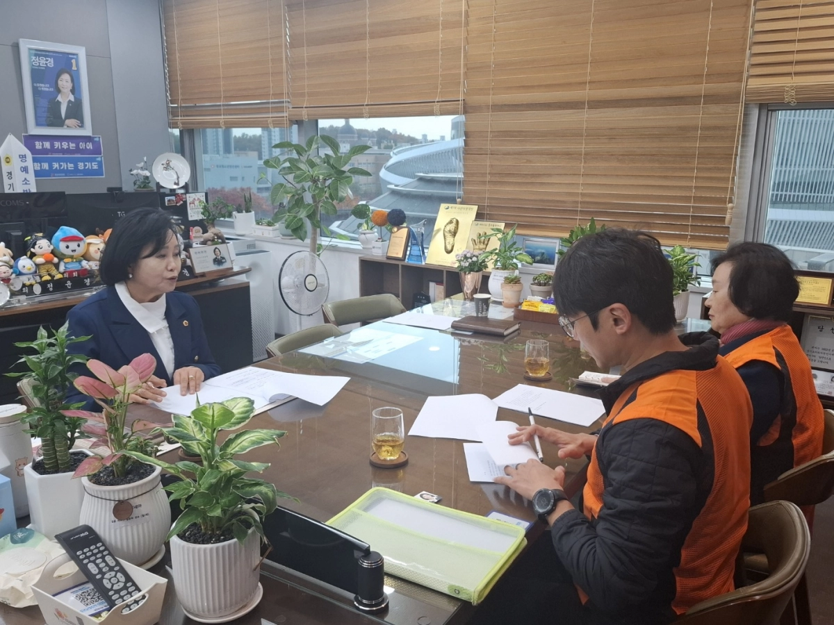 정윤경 부의장이 11일 도의회 부의장실에서 민주노총 공공연대노동조합 경기본부 관계자들과 아이돌봄 종사자 처우개선 및 지원 방안에 대해 논의하고 있다.(사진=경기도의회)