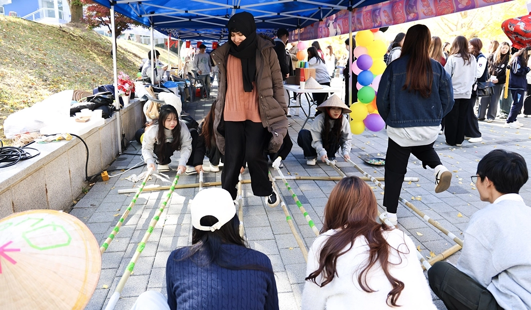 ‘글로벌 다문화 축제’에서 학생들이 베트남 전통 대나무 놀이(나이삽)을 체험하고 있다. 순천향대 제공