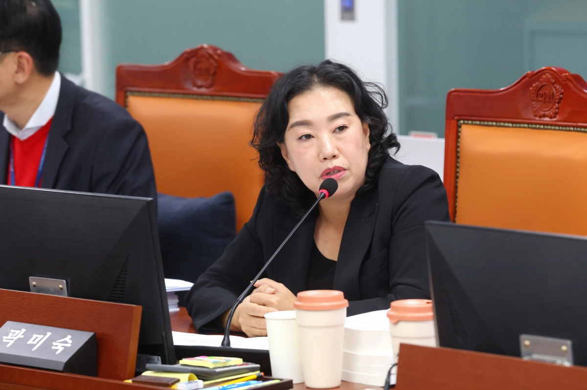 곽미숙 의원이 11일 열린 2025년도 경기도 행정사무감사에서 피감기관을 상대로 질의하고 있다.(사진=경기도의회)