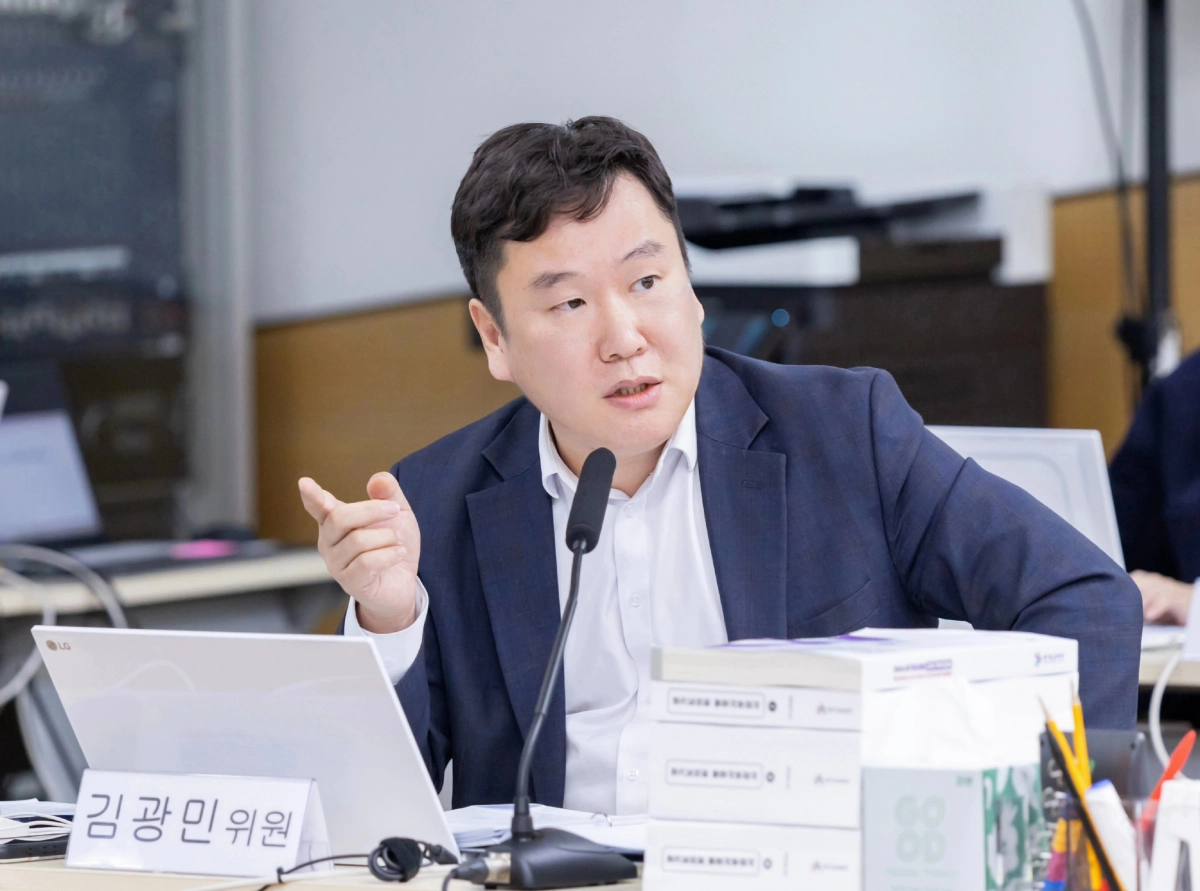 김광민 의원이 12일 열린 2025년도 행정사무감사에서 피감기관을 상대로 질의하고 있다.(사진=경기도의회)