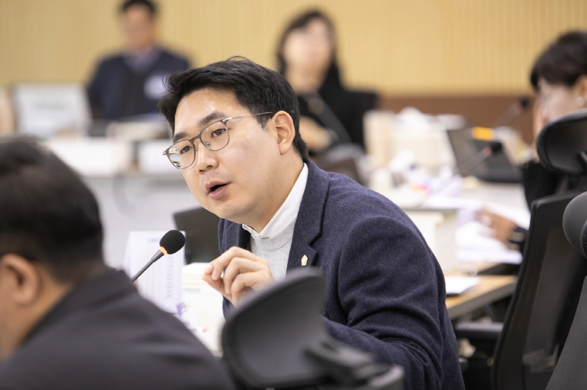 문승호 의원이 12일 열린 행정사무감사에서 피감기관을 상대로 질의하고 있다.(사진=경기도의회)