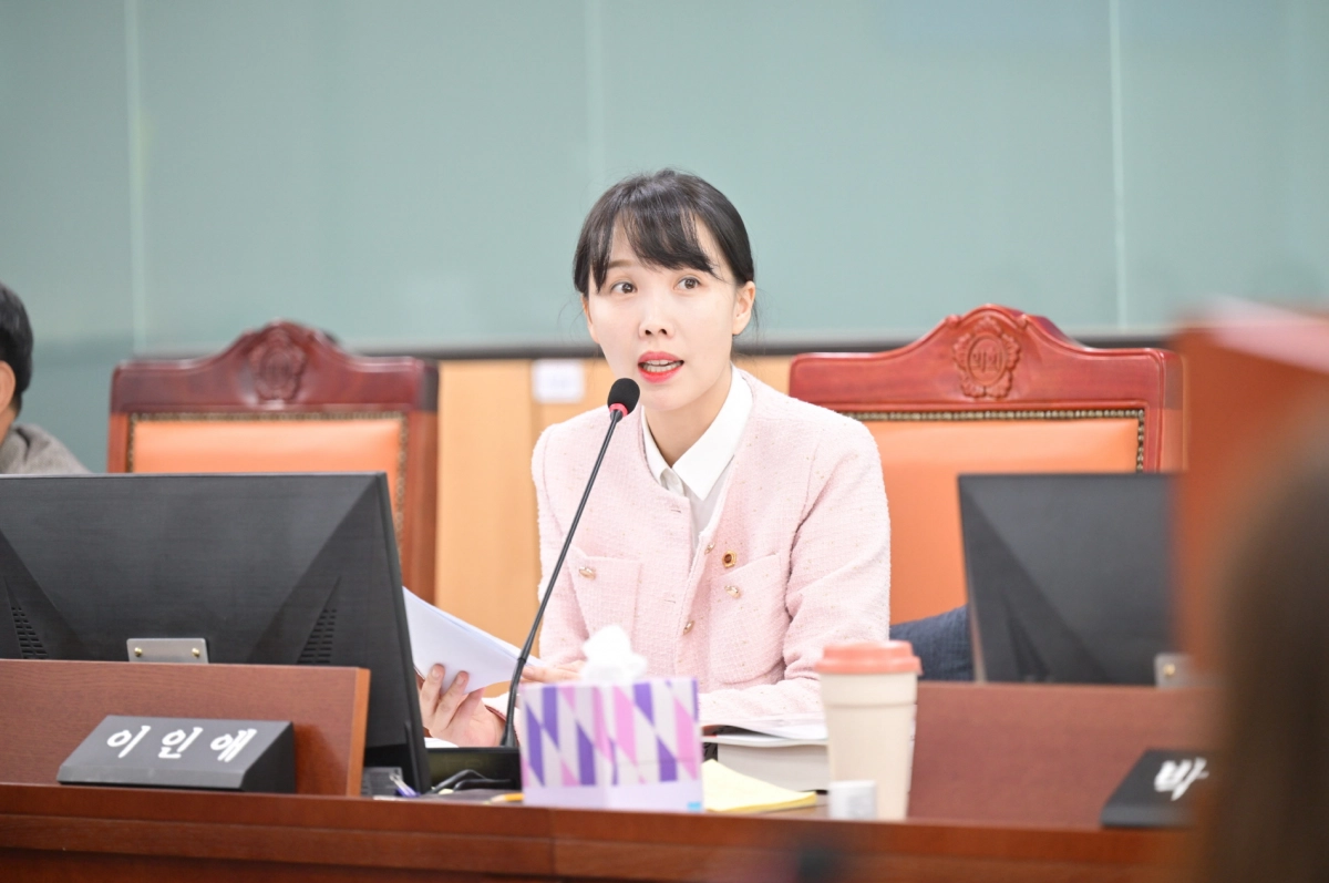 이인애 의원이 12일 열린 경기도서관에 대한 2025년 행정사무감사에서 피감기관을 상대로 질의하고 있다.(사진=경기도의회)