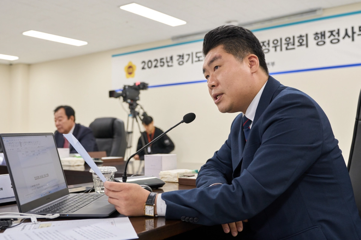 유경현 의원이 12일 경기소방재난본부 현지 행정사무감사에서 피감기관을 상대로 질의하고 있다.(사진=경기도의회)