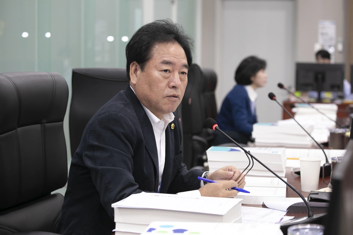 김동규 의원이 경기도청 보건건강국 행정감사에서 피감기관을 상대로 질의하고 있다.(사진=경기도의회)