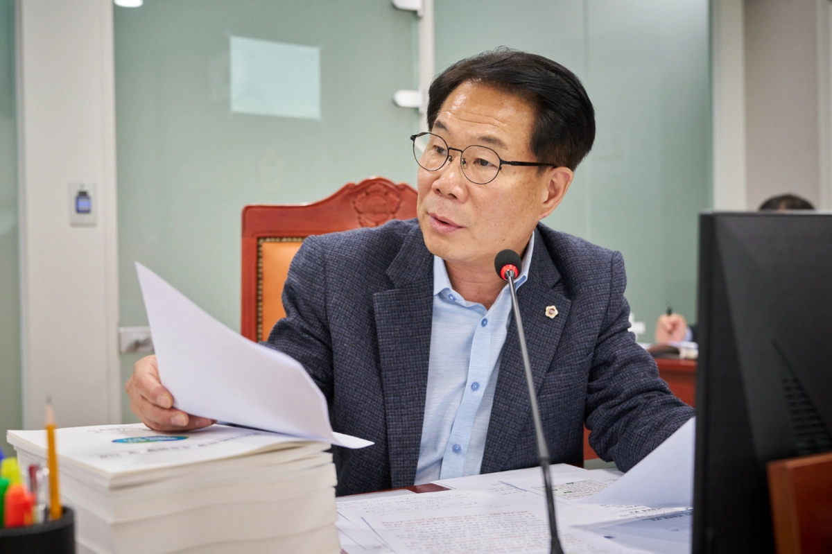 유영두 부위원장이 10일 실시된 남한산성세계유산센터 행정사무감사에서 피감기관을 상대로 질의하고 있다.(사진=경기도의회)