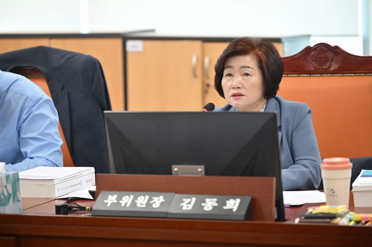 김동희 부위원장이 12일 실시된 경기도서관 행정사무감사에서 피감기관을 상대로 질의하고 있다.(사진=경기도의회)