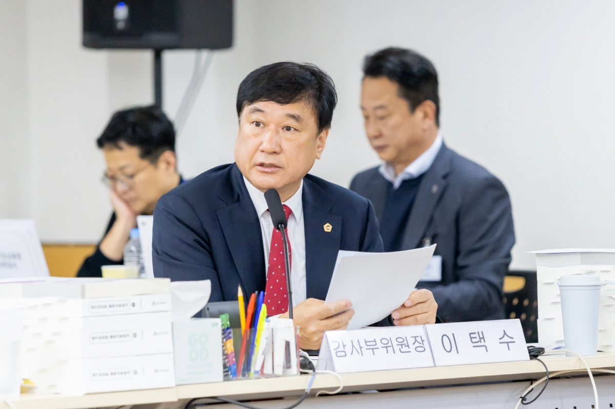 이택수 의원이 12일 경기도교육청 북부·남부유아체험교육원을 대상으로 한 행정사무감사에서 피감기관을 상대로 질의하고 있다.(사진=경기도의회)