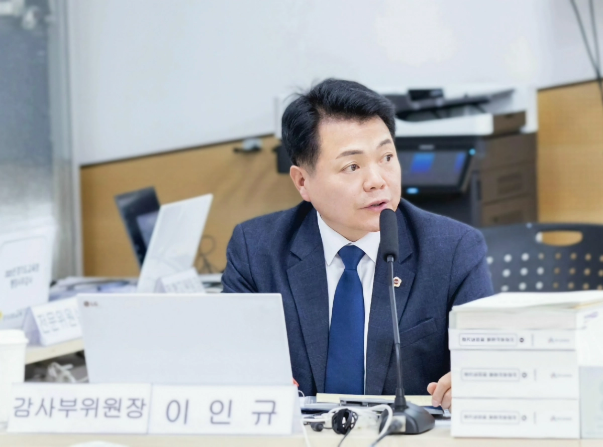 이인규 의원이 12일 열린 2025년도 행정사무감사에서 피감기관을 상대로 질의하고 있다.(사진=경기도의회)