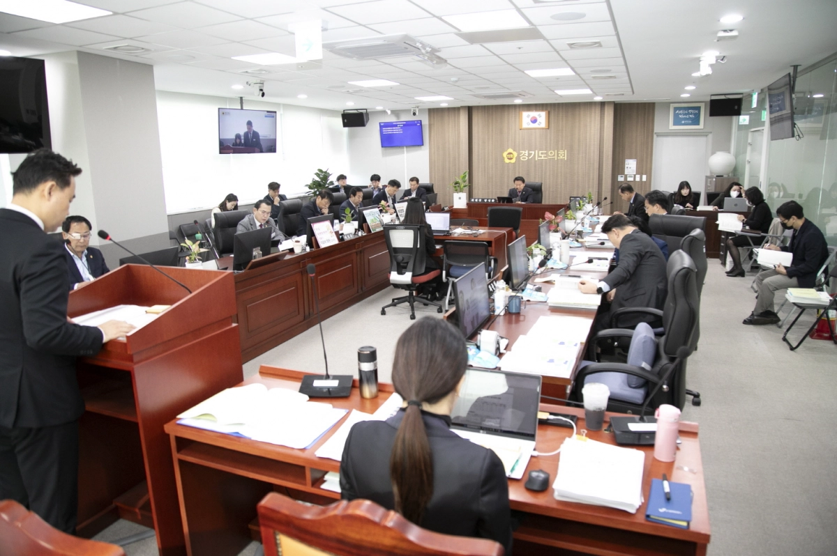 농정해양위원회가 12일 위원회 회의실에서 경기평택항만공사와 기후환경에너지국, 산림환경연구소를 대상으로 2025년도 행정사무감사를 진행하고 있다.(사진=경기도의회)